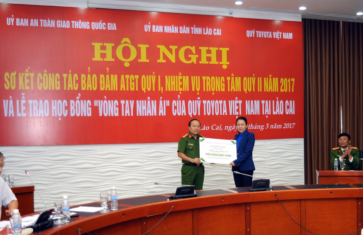 Quy Toyota trao tang Hoc bong “Vong tay Nhan ai”