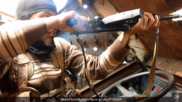 Binh sĩ trong xe thậm chí có thể dùng súng tiểu liên thoải mái bắn ra bên ngoài. Nguồn ảnh: Oryx