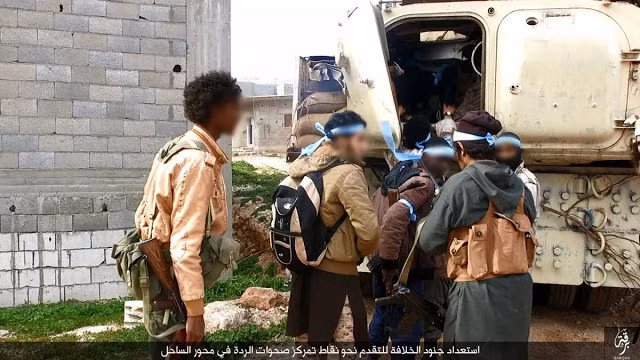 Trong ảnh có thể nhìn thấy rõ đuôi đặc trưng của BMP-1 nhưng lại được đặt trên thùng sau của xe tải 6x6 bánh. Nguồn ảnh: Oryx