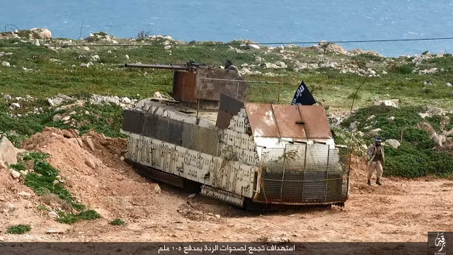 Do thiếu thốn vũ khí hạng nặng mà phiến quân IS ở Syria liên tục tìm tòi, sáng chế hàng chục loại phương tiện chiến tranh “thế hệ mới”. Tuy nhiên, việc tự sáng chế tất yếu tạo ra sản phẩm không giống ai. Trong ảnh là một phương tiện chiến tranh như vậy, xe bọc thép của phiến quân IS ở Syria, được trang bị súng không giật 106mm M40. Nguồn ảnh: Oryx