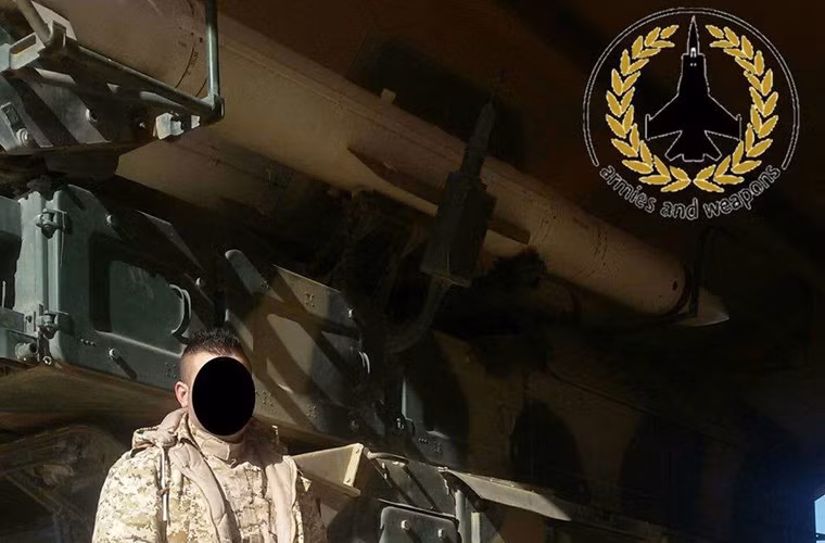 Truyền thông mạng xã hội Syria mới đây đăng tải hình ảnh tổ hợp tên lửa phòng không Buk-M2E tại căn cứ bí mật của Quân đội Syria. Đó là điều rất may mắn với Quân đội Syria nói chung và không quân Syria nói riêng khi mà các tên lửa Buk-M2E rất nguy hiểm vẫn được bảo toàn nguyên vẹn. Trong khi đó, vô số các tổ hợp tên lửa vác vai, tên lửa tầm thấp Osa, thậm chí cả loại tầm trung S-125 Pechora đã rơi vào tay phiến quân. Nguồn ảnh: Armies and Weapon