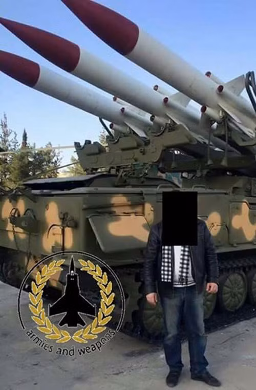 Ngoài việc tiết lộ vẫn còn nguyên bộ tên lửa 9K317E Buk-M2E, Quân đội Syria còn cho thấy nước nay vẫn sở hữu một phần các tổ hợp tên lửa phòng không tầm trung 2K12 Kub (SA-6). Trước đó, đã có nhiều hình ảnh cho thấy các xe phóng 2K12 Kub tại một số căn cứ Quân đội Syria bị phiến quân chiếm giữ, phá tan tành trong nội chiến tàn khốc. Nguồn ảnh: Armies and Weapon