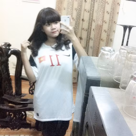 Lê Kiều Oanh là bạn gái tin đồn của cầu thủ Phan Thanh Hậu tuyển U19 Việt Nam. Kiều Oanh từng mặc chiếc áo số 11 của Thanh Hậu chụp ảnh khoe trên mạng xã hội gây sốt.