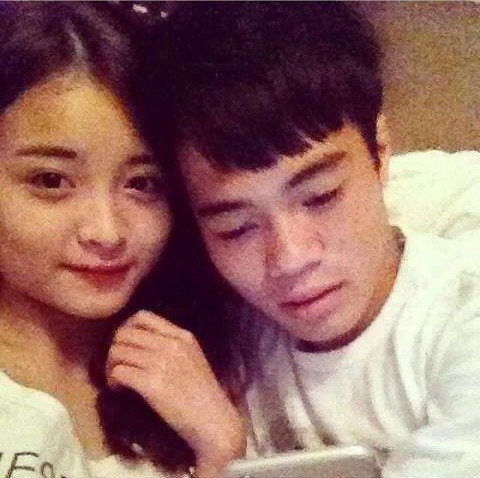 Cô bạn xinh đẹp trong bức ảnh rất tình cảm chụp cùng Văn Toàn, tiền đạo U19 là Lan Anh. Văn Toàn - Lan Anh từng có rất nhiều bức ảnh thân thiết đăng trên mạng xã hội tạo sự tò mò lớn với các fan.