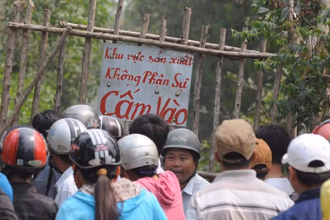 Khoanh vung nong truong Pham Van Hai noi truc thang UH-1 roi-Hinh-3