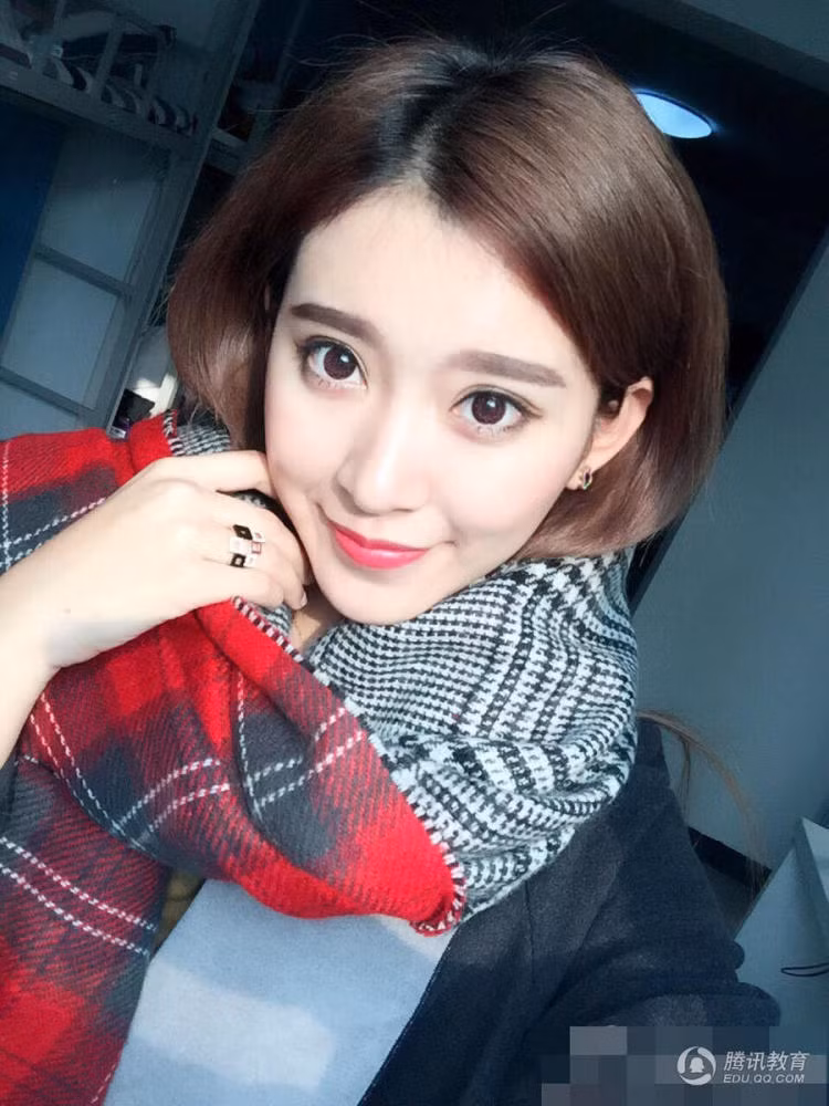 Tuy nhiên, điểm thu hút nhất của Lâm Nghệ vẫn là khuôn mặt rạng rỡ, đôi mắt to tròn và đường V-line hoàn hảo.