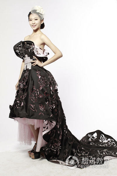 Tự tin vào nhan sắc của mình, Lâm Nghệ quyết định đi theo con đường của một người mẫu, diễn viên chuyên nghiệp.