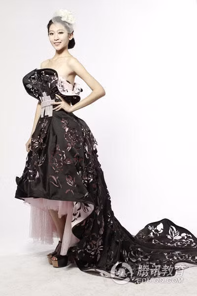 Tự tin vào nhan sắc của mình, Lâm Nghệ quyết định đi theo con đường của một người mẫu, diễn viên chuyên nghiệp.