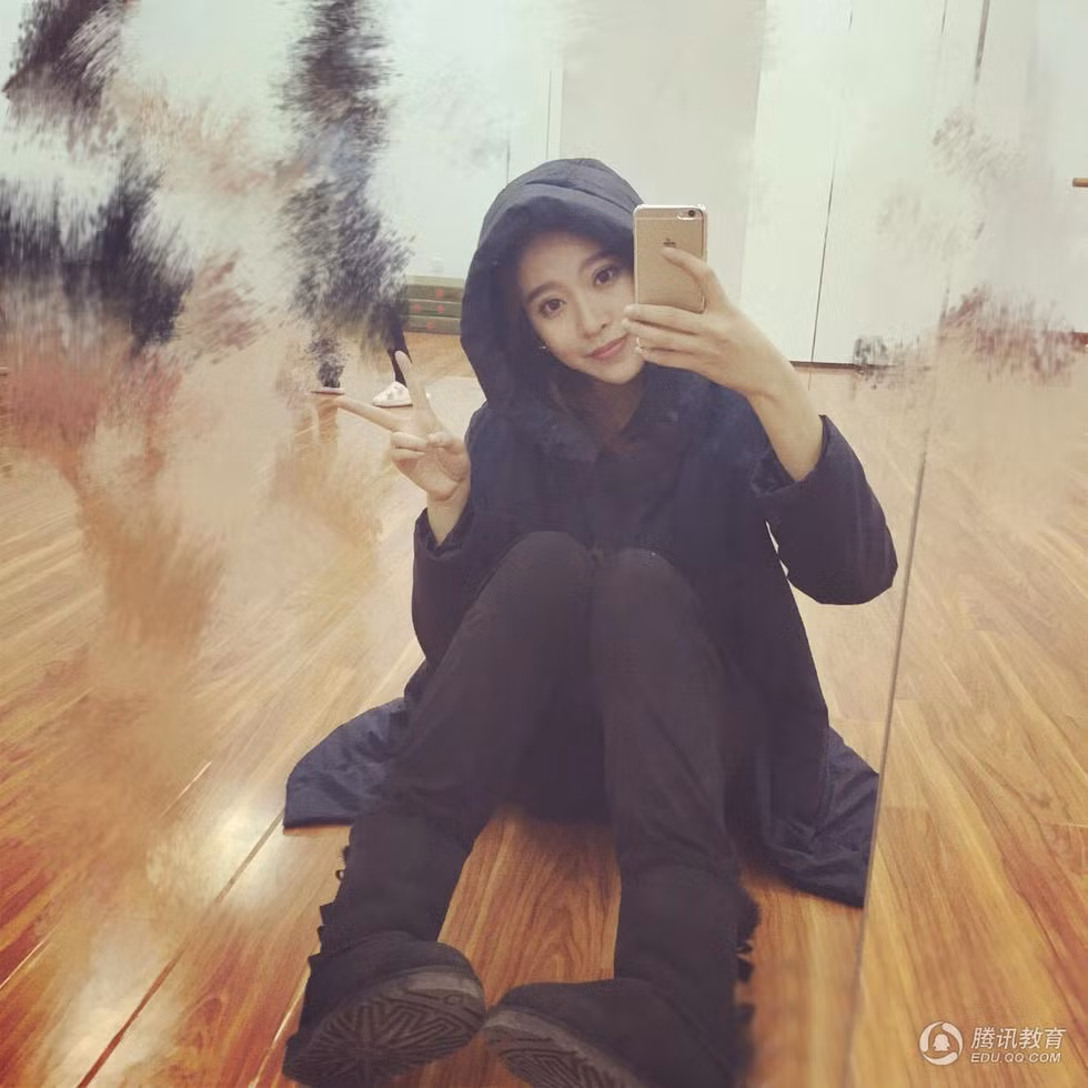 Cô nàng hot girl xinh đẹp phù hợp với nhiều phong cách thời trang khác nhau. Từ nữ tính, gợi cảm cho đến thời trang "hầm hố", bụi phủi.