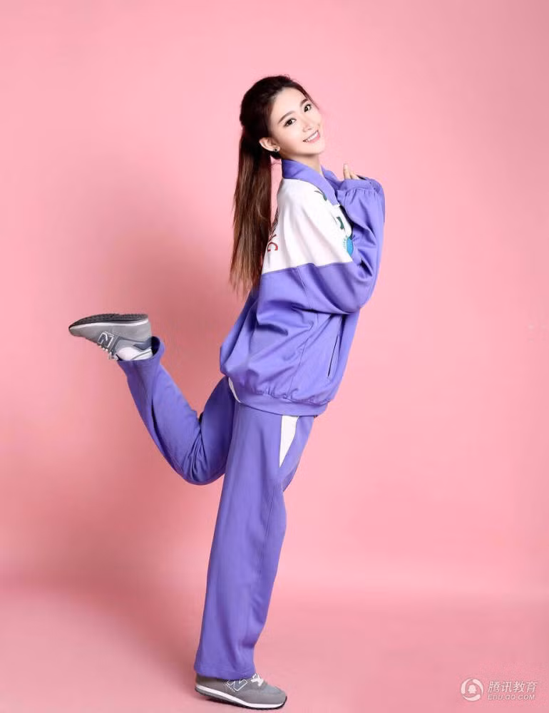 Dù mặc bộ đồ rộng thùng thình nhưng với khuôn mặt rạng rỡ, thân hình đẹp, Trương Lâm Nghệ vẫn khiến cư dân mạng Trung Quốc thích thú, trầm trồ.