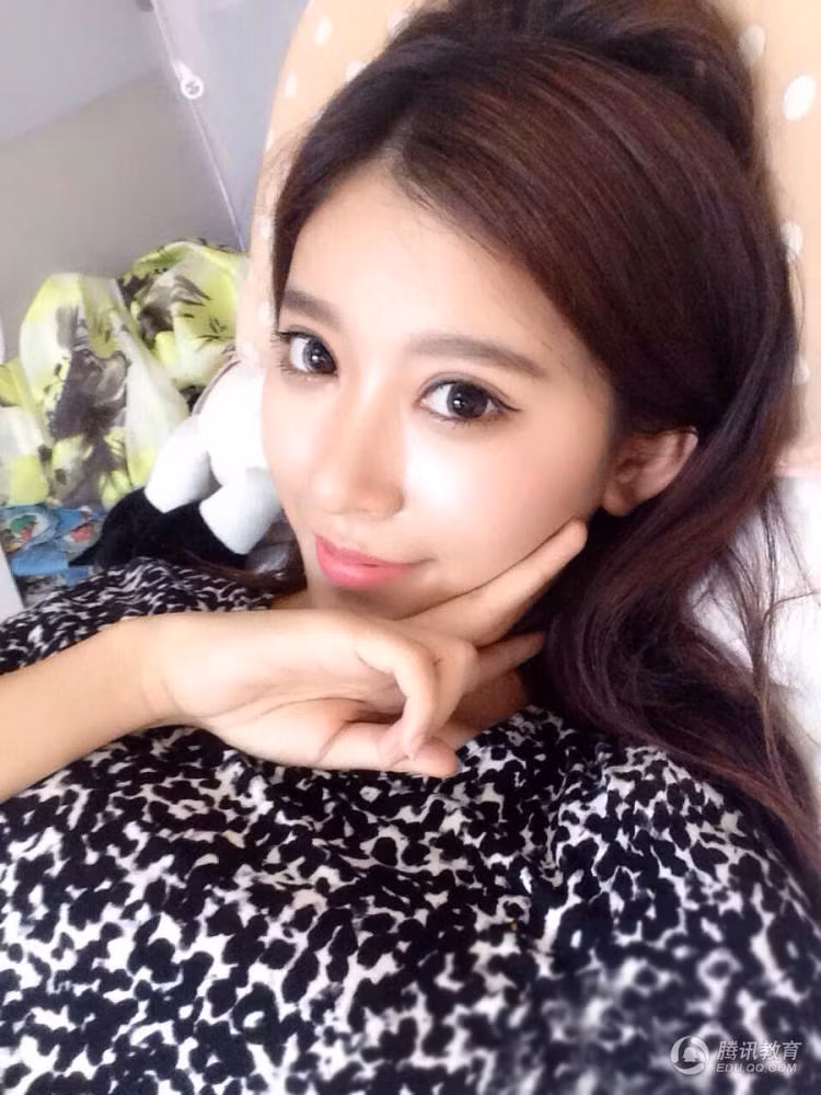 Dung mạo ưa nhìn này giúp Trương Lâm Nghệ trở thành một trong những hot girl, hoa khôi trường Đại học hot nhất tại Trung Quốc.