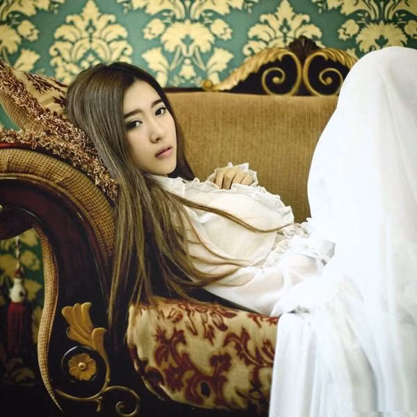 Trương Lâm Nghệ từ lâu đã được nhiều cư dân mạng, bạn trẻ, sinh viên học cùng trường Đại học Đông Bắc biết đến và yêu quý. Khuôn mặt của người đẹp vẫn rất cuốn hút, xinh xắn kể cả khi không được trang điểm kỹ càng.