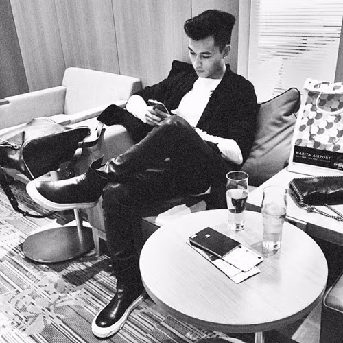  Người yêu tin đồn của Huyền My nhanh chóng được "lùng sục" và tìm kiếm thông tin cá nhân. Theo tìm hiểu, anh chàng bảnh trai này tên Nguyễn Thế Anh, nickname Andy Ku. Thế Anh đang là du học sinh tại Boston, Mỹ. Được biết anh chàng sinh năm 1990 có gia đình khá giàu có và nổi tiếng tại Hà Nội.