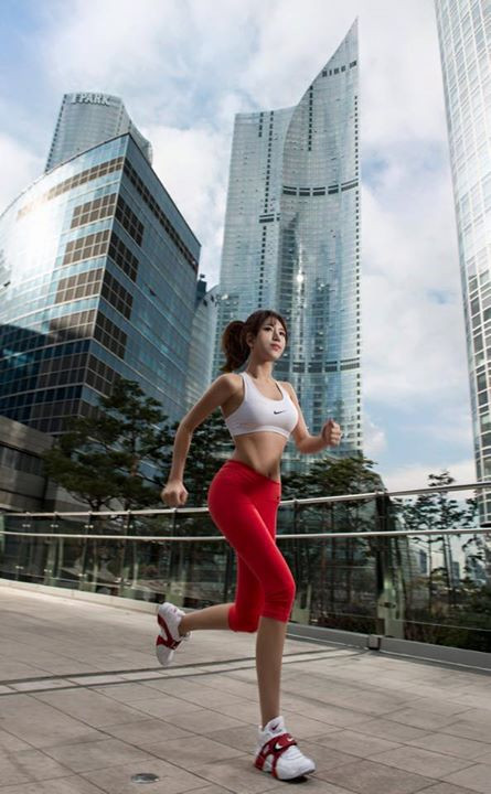 Ngoài vai trò của một huấn luyện viên thể dục thẩm mỹ, Ye Jung Hwa còn chơi tốt khá nhiều môn thể thao như bơi lội, lướt sóng, điền kinh.