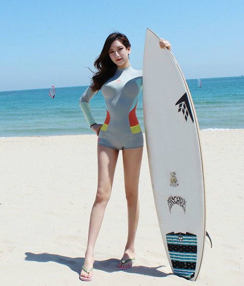 Thân hình của Ye Jung Hwa là một đường S-line hoàn hảo. 3 vòng cơ thể càng hấp dẫn hơn khi cô giáo thể dục chân dài này mặc những bộ đồ thể thao, đồ bơi bó sát.