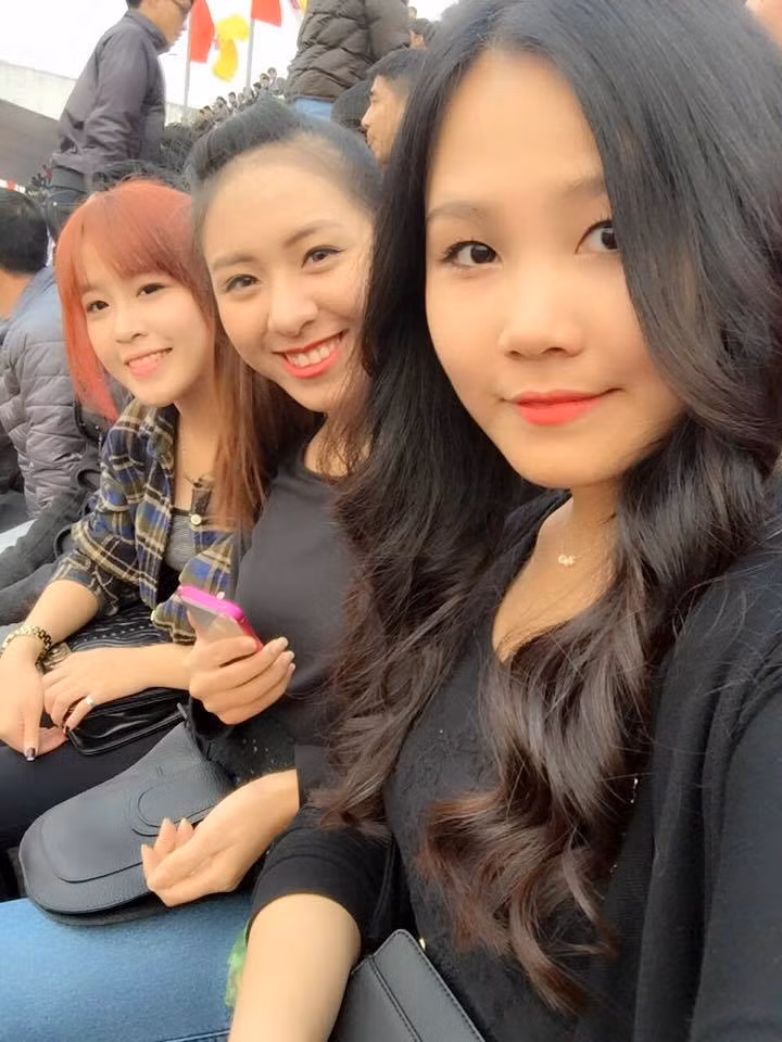 Các fan nữ Hải Phòng xinh tươi, "tự sướng" mừng đội nhà ghi được bàn thắng.