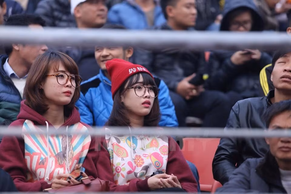 Ngoài các thành viên của B16, rất nhiều các fan nữ từ các hội nhóm khác, những cô gái vì yêu thích CLB Hải Phòng và HAGLđến sân theo dõi trận đấu.
