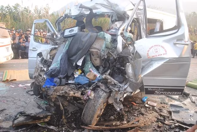 Xe du lich tong xe tai lam 9 nguoi chet-Hinh-2