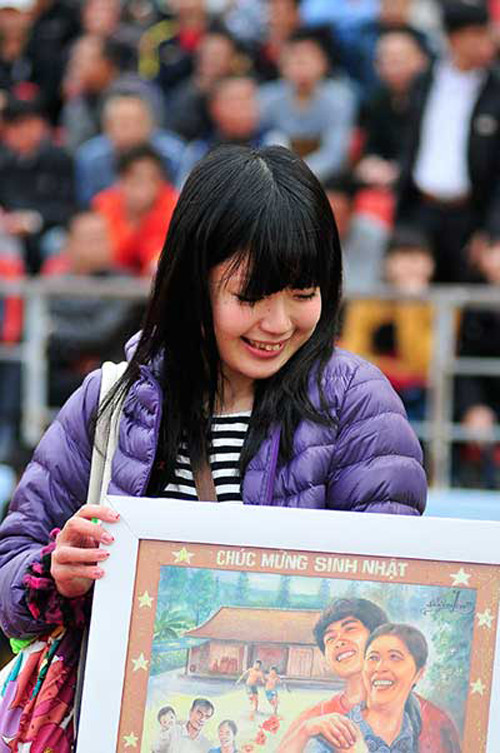 Tuy nhiên khi Megumi Hata đến khách sạn nơi Công Phượng và các đồng đội ăn nghỉ, Công Phượng đã tìm cách né tránh, khéo léo từ chối gặp riêng cô. Với lý do để tập trung cho trận đấu sắp tới nên Megumi Hata tỏ ra hiểu và thông cảm. Hôm sau cô vẫn đến sân Lạch Tray, mang theo bức tranh vẽ mừng sinh nhật Công Phượng và cổ vũ nhiệt tình cho HAGL. 