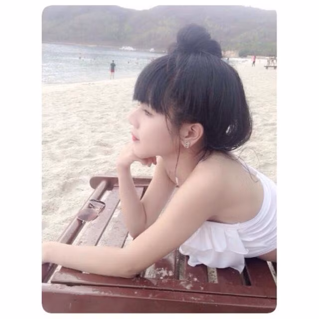 Yêu thích Công Phượng giống như nhiều cô gái khác nhưng Ngọc Hân may mắn hơn một số người là đã được đứng bên cạnh, gần gũi và chụp ảnh chung với Công Phượng.