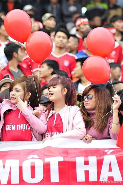 Cô gái trẻ xinh đẹp có mái tóc đỏ ấn tượng (giữa) được cư dân mạng lan truyền ảnh trên mạng. Các thành viên diễn đàn Beat còn cho rằng nữ cổ động viên này có nhiều nét giống ca sĩ Đông Nhi. Cô gái trẻ được nhiều người tìm kiếm thông và săn lùng những bức ảnh khoe nhan sắc.