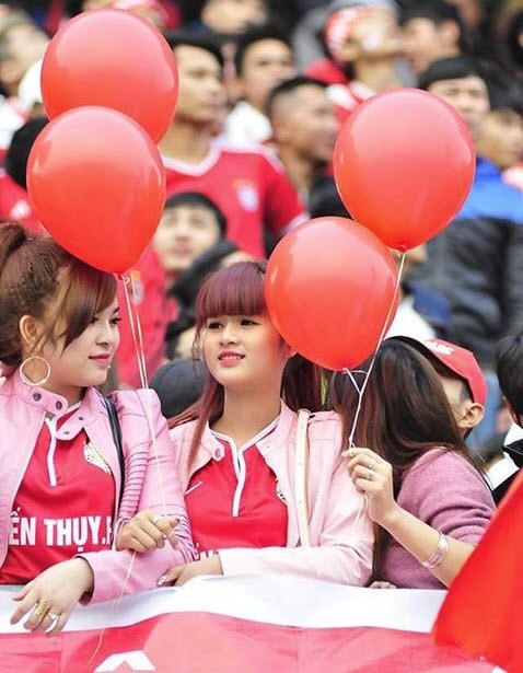 Hôm qua, hình ảnh CĐV nữ xinh đẹp xuất hiện trên sân Lạch Tray, theo dõi trận đấu giữa HAGL và Hải Phòng khiến dân mạng và fan bóng đá thích thú.