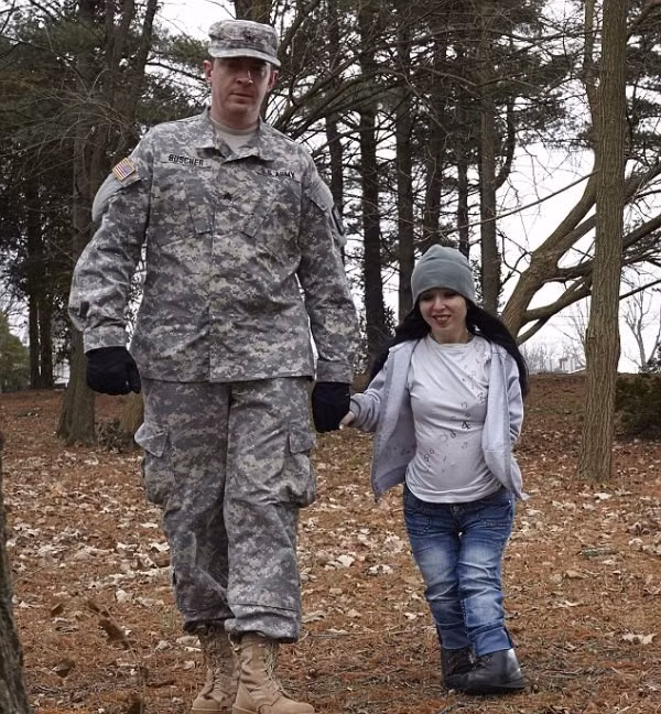 Vũ nữ thoát y nhỏ bé nhất nước Mỹ mới đây gây sốc khi công khai người yêu của mình là anh lính Eich Bushner. Điều đặc biệt là anh lính cao đến 1m83 lại yêu say đắm Kat - một cô gái chỉ cao chưa đầy 1m20 và lại làm vũ nữ thoát y - một công việc rất nhạy cảm.