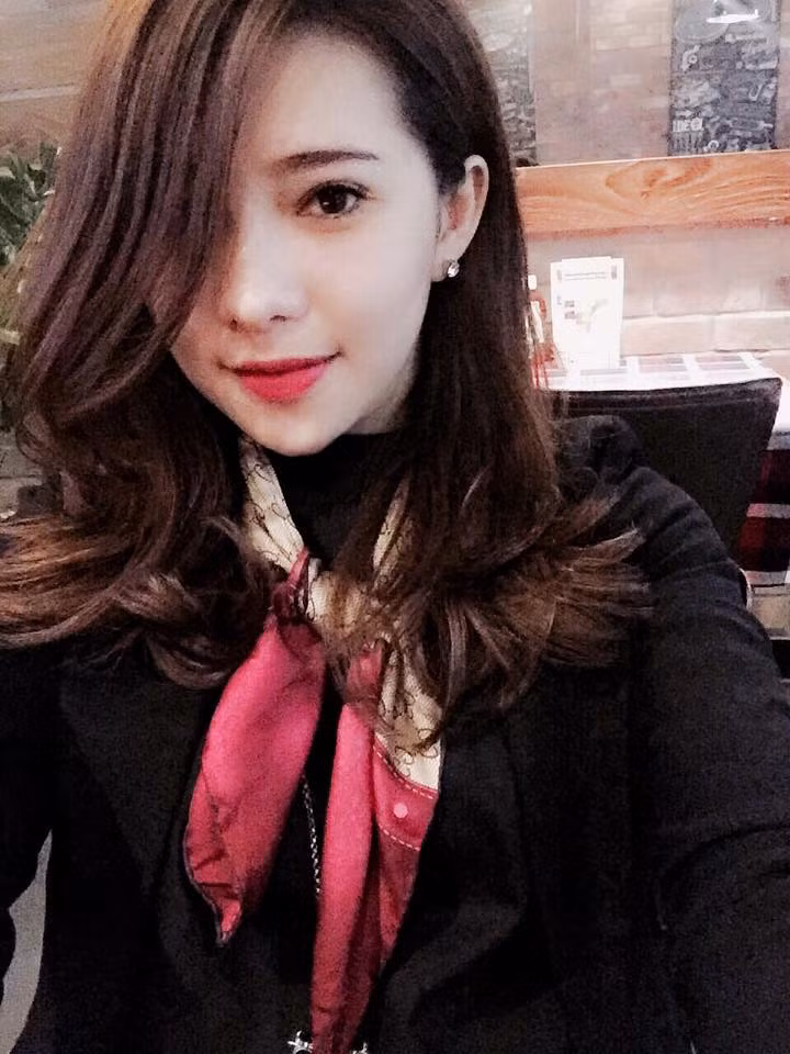 "Chuyện hôm nay xong rồi...", "Cuộc sống của một cô gái dành cả thời thanh xuân trẻ đẹp nhất của mình - 5 năm trời cho một người để chờ đợi và kết quả nhận lại không mấy được tốt đẹp thì không có lí do gì lại tiếp tục mong chờ hi vọng sẽ có điều gì đó làm họ thức tỉnh để mà chạy về bên mình, nâng niu, ở bên suốt đời cả"... đó là những dòng viết khiến người đọc cảm nhận rằng Lee Balan đã hy sinh 5 năm để yêu thương và cuối cùng lại nhận phải kết quả không tốt đẹp.