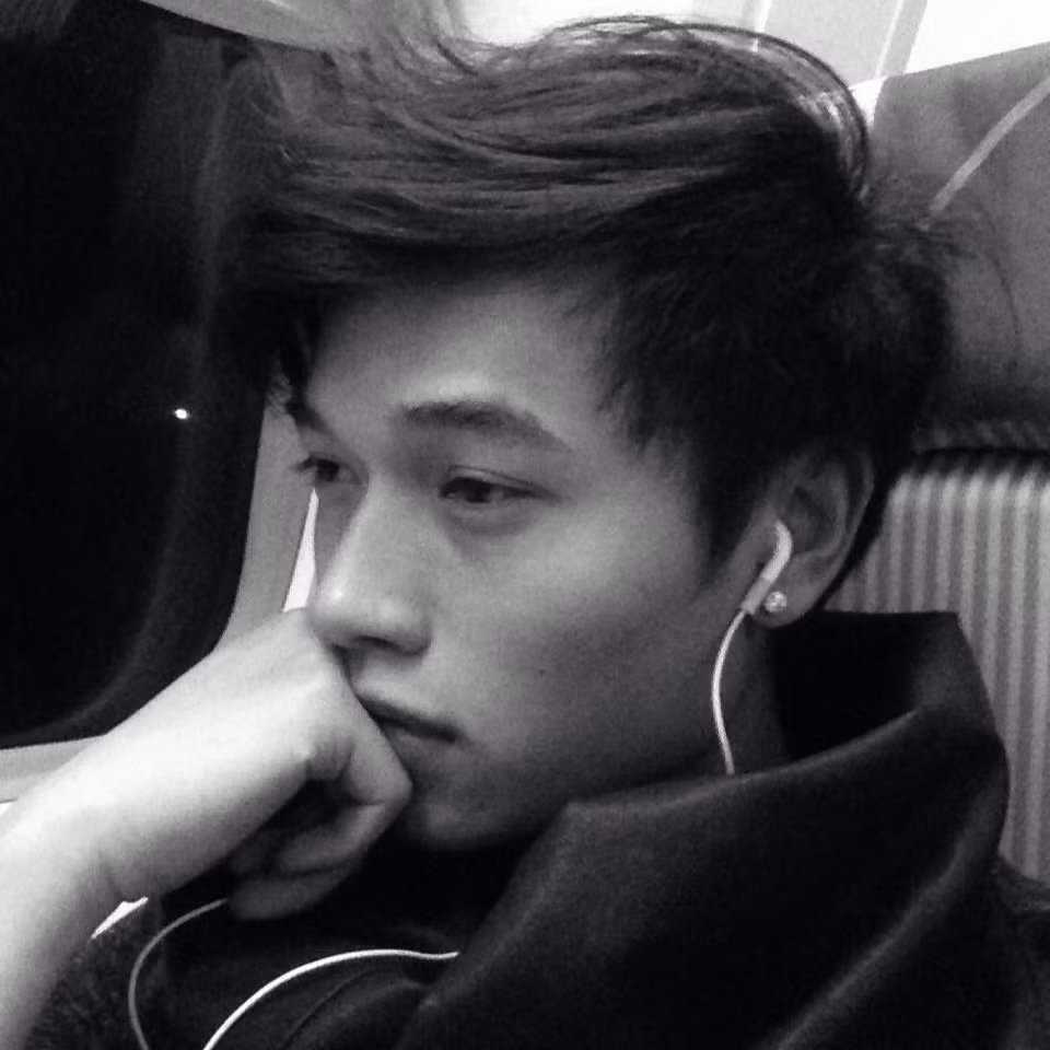 Thế Anh đang là du học sinh tại Boston, Mỹ. Được biết anh chàng sinh năm 1990 có gia đình khá giàu có và nổi tiếng tại Hà Nội.