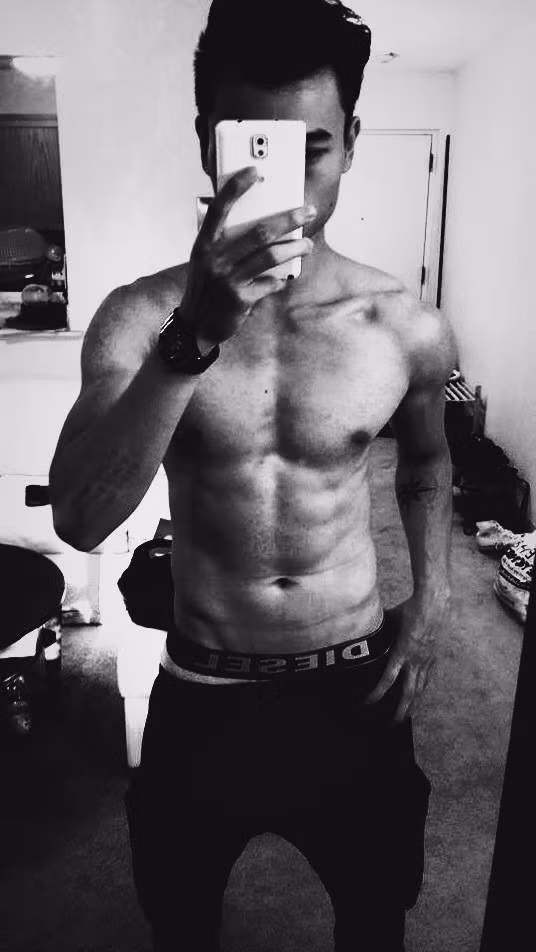 Theo một số fan, cư dân mạng, Thế Anh là con của một chủ thẩm mỹ viện có tiếng ở Hà Nội. Thế Anh sang Mỹ học từ năm 15 tuổi và hiện chuẩn bị học lên thạc sĩ.