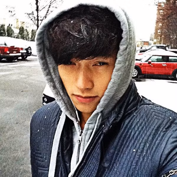 Trên Facebook và Instagram, Thế Anh thường khoe những bức ảnh anh chụp ở nước ngoài trong những bộ trang phục khi thì phong trần, bụi bặm, khi lại lịch lãm, đầy nam tính.