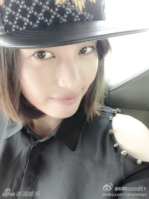 Rời sân tập, Zhao Lina lại trở về với hình ảnh của một cô gái trẻ năng động, hiện đại với gu thời trang cá tính.