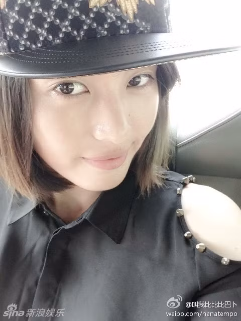 Rời sân tập, Zhao Lina lại trở về với hình ảnh của một cô gái trẻ năng động, hiện đại với gu thời trang cá tính.