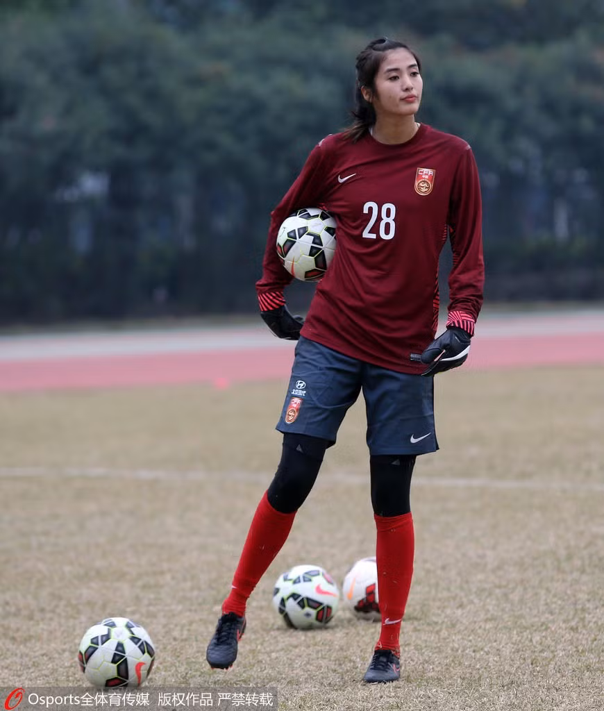 Zhao Lina là nữ thủ môn mới xuất hiện trong đợt tập trung mới đây của CLB nữ Thượng Hải, Trung Quốc. Ngay trong lần đầu ra mắt, Zhao Lina đã trở thành tâm điểm của mọi sự chú ý.