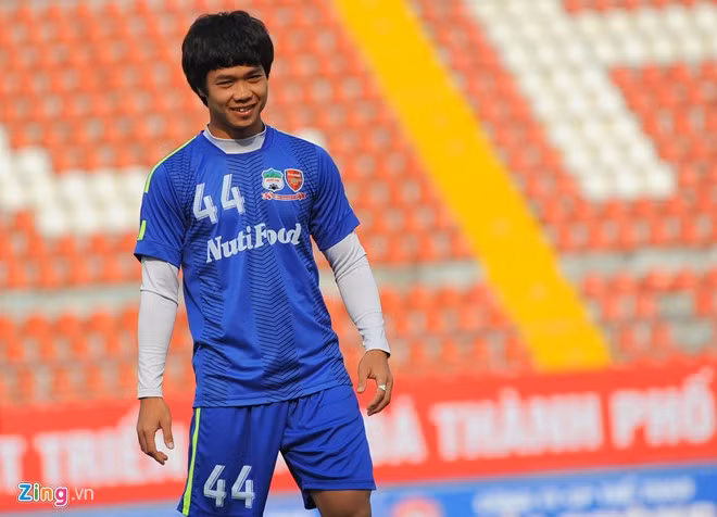 Công Phượng đón tuổi mới trong ngổn ngang, bề bộn những áp lực và nỗi niềm. Đang có phong độ không thực sự tốt, Công Phượng không thể giúp nhiều cho HAGL ở những trận đấu gần nhất. Hai thất bại liên tiếp của HAGL mới đây đang tạo nên một số hoài nghi về mức độ thích ứng với môi trường V.League của Công Phượng và các cầu thủ trẻ.