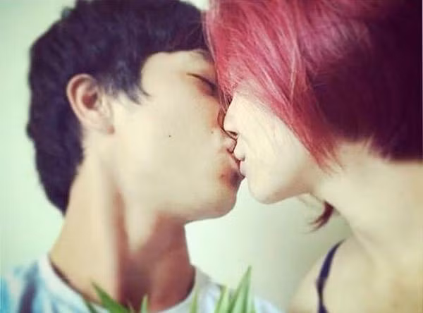 Công Phượng càng bị "soi" nhiều hơn khi dính vào vụ lùm xùm, ảnh riêng tư với Hòa Minzy bị lộ. Việc chàng cầu thủ này tiếp tục thi đấu không tốt cũng sẽ khiến nhiều người cho rằng Công Phượng đã để việc yêu đương ảnh hưởng đến sự nghiệp, phong độ của mình. Tuy nhiên, hiện tại HLV Graechen, bầu Đức, ban huấn luyện và đồng đội của Công Phượng vẫn đang dành nhiều thời gian quan tâm và động viên cầu thủ này.