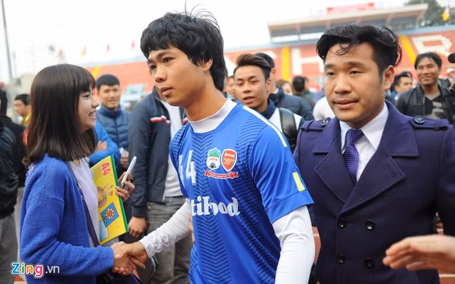 Chính việc bị "soi" từng ly từng tý khiến bản thân Công Phượng đang phải chịu đựng rất nhiều áp lực. Dù biết một cầu thủ trẻ cũng cần có thời gian thích ứng với các giải đấu cao hơn nhưng do Công Phượng đã quá nổi tiếng, được quan tâm từng ngày, từng giờ nên việc chơi tồi sẽ ảnh hưởng rất lớn đến cầu thủ này.