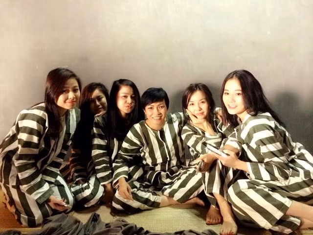 Còn thực chất hình ảnh những cô gái xinh đẹp mặc quần áo phạm nhân trong phòng giam chỉ là cảnh trong hậu trường của bộ phim Tái Sinh của đạo diễn Khải Hưng.