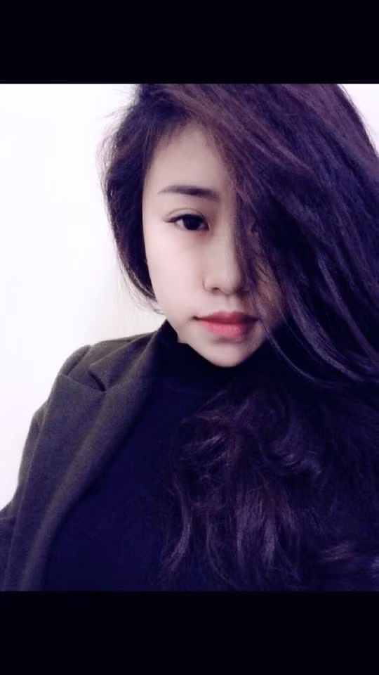 Nhiều cư dân mạng cho rằng, chỉ bằng những bức ảnh hậu trường, lưu giữ lại kỷ niệm trong lúc làm phim, những cô gái đảm nhận các vai diễn phụ, vai quần chúng như Lương Minh Hương cũng có thể trở thành tâm điểm chú ý của mọi người.