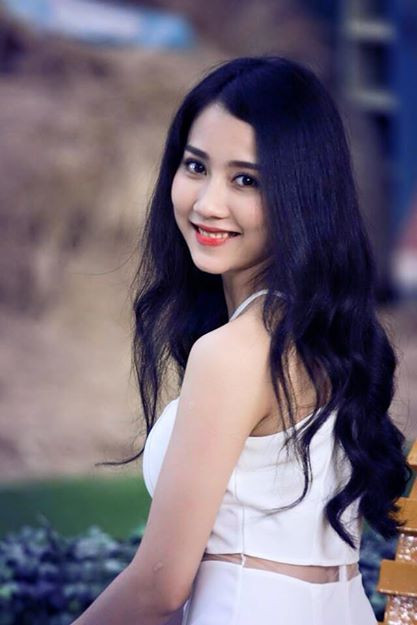 Lona Huỳnh từng đoạt giải Gương mặt đẹp Ngôi sao thời trang 2013; Giải nhất cuộc thi Duyên dáng áo dài và hoa 2014...