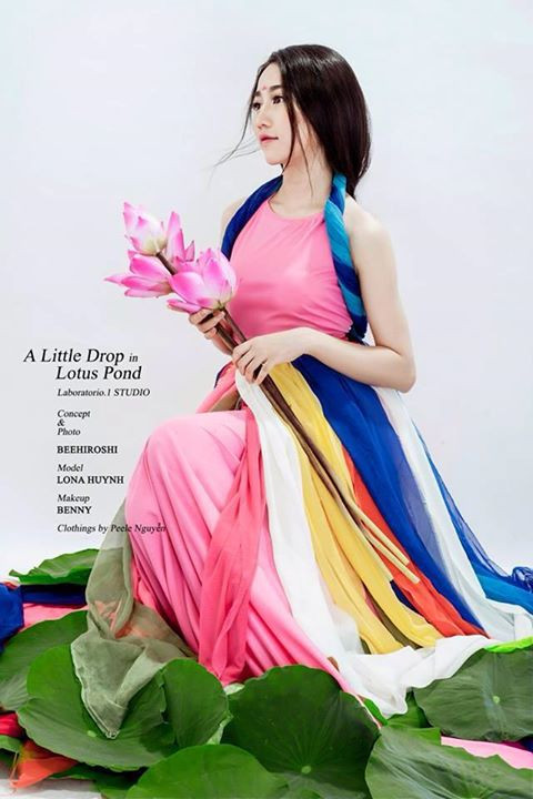 Phong trào chụp ảnh Võ Tắc Thiên vẫn đang rất sốt trên cộng đồng mạng Việt. Các cô gái xinh đẹp thi nhau ăn mặc, hóa trang giống nhân vật Võ Tắc Thiên (Phạm Băng Băng thủ vai) và chụp ảnh. Mới đây, hot girl Lona Huỳnh - Huỳnh Hồng Loan vừa tung ra bộ ảnh mới kết hợp phong cách đang gây sốt với nét truyền thống.