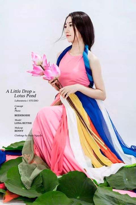 Phong trào chụp ảnh Võ Tắc Thiên vẫn đang rất sốt trên cộng đồng mạng Việt. Các cô gái xinh đẹp thi nhau ăn mặc, hóa trang giống nhân vật Võ Tắc Thiên (Phạm Băng Băng thủ vai) và chụp ảnh. Mới đây, hot girl Lona Huỳnh - Huỳnh Hồng Loan vừa tung ra bộ ảnh mới kết hợp phong cách đang gây sốt với nét truyền thống.