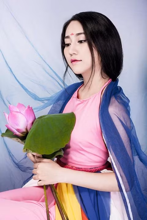 Hot girl Bình Dương Lona Huỳnh kết hợp phong cách trang điểm giống nhân vật Võ Tắc Thiên với điểm chú ý là dấu ấn đỏ trên trán, với váy, áo tứ thân truyền thống của phụ nữ Việt Nam.