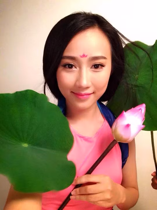 Một vài hình ảnh trong hậu trường bộ ảnh mới của Lona Huỳnh. Hot girl Bình Dương cũng cảm thấy thích thú với sự pha trộn thú vị mà cô cùng ekip thực hiện.