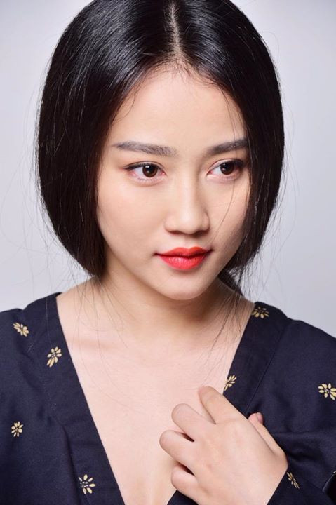 Tích cực và chăm chỉ với nghiệp diễn, Lona Huỳnh từng được biết đến trong vai trò diễn viên tham gia các bộ phim sitcom. Ngoài ra cô nàng cũng từng diễn xuất trong một số MV ca nhạc.