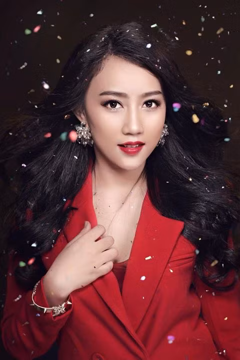 Huỳnh Hồng Loan sinh năm 1994, hiện là sinh viên cao đẳng Văn hoá Nghệ thuật TP HCM. Học trường nghệ thuật, Hồng Loan ấp ủ ước mơ trở thành một diễn viên chuyên nghiệp.