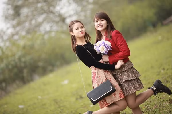 Hải Ngân và Thùy Linh đều đang là sinh viên trường Đại học Kinh tế Quốc dân, Hà Nội. Có khuôn mặt, vóc dáng rất giống nhau, hai chị em được nhiều bạn bè, cư dân mạng dành nhiều thiện cảm.