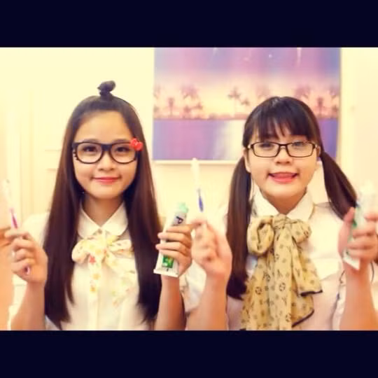 Không chỉ đàn hay, hát giỏi, hai chị em Bu Béo và Linh Quỷ còn gây chú ý bởi ngoại hình xinh xắn. Khuôn mặt mũm mĩm, nụ cười đáng yêu của hai chị em trong các clip cover khiến dân mạng vừa đã tai và thích mắt.