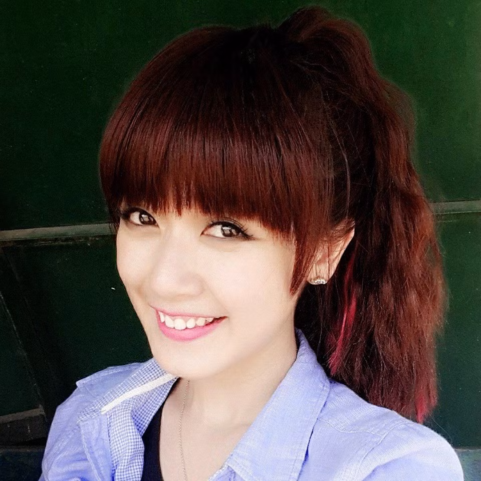 Ngân Hà từng là du học sinh tại Australia, là một 9X trẻ trung năng động và thích được chăm lo cho cuộc sống gia đình.