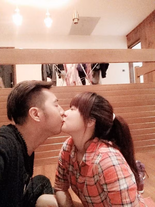 Khoảnh khắc ngọt ngào, lãng mạn của chàng trai Anh không đòi quà và cô vợ 9X xinh như hot girl.